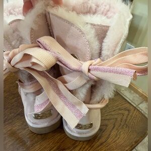 UGG BAILEY BOW SEASHELL PINK SHORT SUEDE WOMEN'S BOOTS SIZE US 8